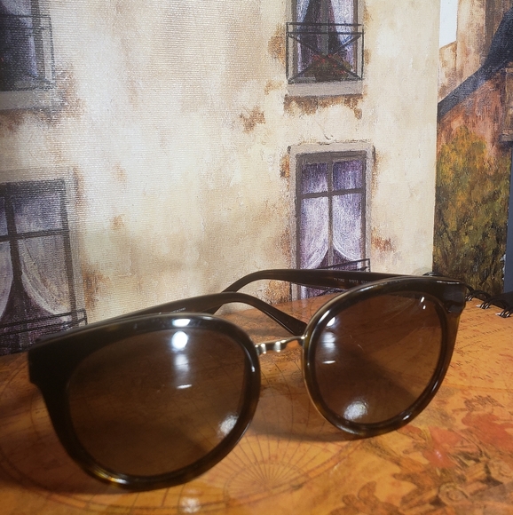 Tory Burch sunglasses with tory Burch case